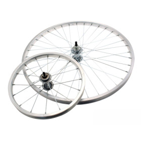 RUOTA ANTERIORE SPORT 28X5/8 - PERNO 3/8, SFERE, MOZZO ACCIAIO, CERCHIO ALLUMINIO 525009010.jpg RUOTA ANTERIORE SPORT 28X5/8 - PERNO 3/8, SFERE, MOZZO ACCIAIO, CERCHIO ALLUMINIO
