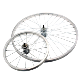 RUOTA POSTERIORE A FILETTO MTB / TOURING 26X1,75 - PERNO 3/8, CUSCINETTI, MOZZO ALLUMINIO 7/8 V, CERCHIO ALLUMINIO 525018150.png RUOTA POSTERIORE A FILETTO MTB / TOURING 26X1,75 - PERNO 3/8, CUSCINETTI, MOZZO ALLUMINIO 7/8 V, CERCHIO ALLUMINIO